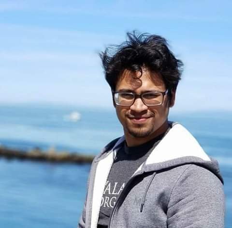 "সিজিপিএ ২.৭৬ থেকে Google জয়!" আক্কাস উদ্দীন জিসান। বর্তমানে সফটওয়্যার ইঞ্জিনিয়ার পদে কর্মরত আছেন জনপ্রিয় সার্চ ইঞ্জিন কোম্পানি গুগলে। পড়াশোনা করেছেন চট্টগ্রাম প্রকৌশল বিশ্ববিদ্যালয় - চুয়েট এর মেকানিকাল ইঞ্জিনিয়ারিং বিভাগে। একাডেমিক রেজাল্ট উল্লেখযোগ্য না হলেও তিনি এখন বিশ্বের খ্যাতনামা একটি প্রতিষ্ঠানের ইঞ্জিনিয়ার। কেমন ছিল তার স্বপ্নের গুগল জয়ের গল্পটা? ছোটবেলাতেই প্রোগ্রামিং এর হাতেখড়ি হয় জিসানের। কলেজ পর্যন্ত পড়াশোনা করেন ওমানে। এরপর বাংলাদেশে এসে ভর্তি হন চুয়েটে। প্রোগ্রামিংয়ের নেশাটা ভার্সিটিতেই ডালপালা মেলতে শুরু করে। ক্লাস মিস গেলেও ভার্সিটির আয়োজিত প্রোগ্রামিং কনটেস্টগুলো মিস হতোনা কখনোই। চুয়েট থেকে পাস করেন মাত্র সিজিপিএ ২.৭৬ নিয়ে। কিন্তু স্বপ্ন যার বহুদূর, লক্ষ্য যার অটুট, তাকে দমিয়ে রাখা অসম্ভব। গ্র‍্যাজুয়েশন শেষে অন ক্যাম্পাস রিক্রুটমেন্টে যোগ দেন Samsung Bangladesh এ। দুবছর পর আরেকটি সফটওয়্যার কোম্পানিতে যোগ দেন। সেখানে পাচমাস কাজ করার পর মাস্টার্সের উদ্দেশ্যে পাড়ি জমান আমেরিকায়। নর্থ ডাকোটা বিশ্ববিদ্যালয় থেকে মেকানিকাল ইঞ্জিনিয়ারিংয়ে মাস্টার্স এবং "Autonomous localization of a UAV in a CAD model" এর উপর থিসিস সম্পন্ন করেন। সম্পূর্ণ কম্পিউটার ভিশনের এই রিসার্চটি ছিল মূলত একটি ড্রোনকে স্বয়ংক্রিয়ভাবে কোনো স্থাপনায় স্থাপন, CAD মডেল প্রদান এবং অটোমেশন পদ্ধতিতে লক্ষ্য খুজে বের করা। শিকাগোতে HERE Technologies নামের একটি ম্যাপিং প্রতিষ্ঠানে ইন্টার্ন করেছেন তিনি।অটোমোবাইলের নেভিগেশন সিস্টেম নিয়ে কাজ করে থাকে প্রতিষ্ঠানটি। সেখানে ইমেজ এবং আইএমইউ ডাটা থেকে অটোমেটেড জেনারেশন নিয়ে কাজ করেন।এরপর NOD ল্যাবের SLAM টিমের হেড হিসেবেও নিযুক্ত ছিলেন। তিনি হ্যান্ড হেল্ড ডিভাইস ডেভেলপ করেছিলেন, যেটার মাধ্যমে যেকোনো অবজেক্ট এর মুভমেন্ট ট্র‍্যাক করা যেতো রিয়েল টাইমে। সে সময়েই ডাক পান প্রযুক্তি বিশ্বের অন্যতম কোম্পানি গুগল এ। একই সময় শীর্ষ সামাজিক যোগাযোগ মাধ্যম Facebook এও কাজ করার সুযোগ পেয়েছিলেন অদম্য মেধাবী জিসান। কিন্তু শেষ অবধি ছোটবেলার স্বপ্ন গুগলকেই বেছে নেন তিনি। এত কম সিজিপিএ নিয়েও কিভাবে সুযোগ পেলেন গুগল কিংবা ফেসবুকের মতো জায়ান্ট প্রতিষ্ঠানে? "কে কোন ডিগ্রি নিয়েছে বা কোন বিষয় নিয়ে পড়াশোনা করেছে, এরকম বড় প্লাটফর্মে সেটা কোনো ব্যাপারই নয়। স্কিল আর লজিক ডেভেলপ করাটাই মুখ্য। আমি এমন সহকর্মীর সাথেও আগে কাজ করেছি যে কিনা শুধুমাত্র হাইস্কুল ডিপ্লোমা ডিগ্রীধারী। অনলাইনে মেশিন লার্নিং কোর্স করেই সে ইঞ্জিনিয়ার পদে এসেছে। সবটাই নির্ভর করে নিজের প্যাশন আর হার্ডওয়ার্কের উপর।" বলছিলেন জিসান। চুয়েট জীবনের প্রত্যেকটা মুহুর্ত তার অন্তরে গেঁথে আছে উল্লেখ করে তিনি আশাপ্রকাশ করেন সামনের দিনগুলিতে আরও অনেক চুয়েটিয়ানের সাথে কাজ করতে পারবেন। টমাস আলভা এডিসন বলতেন,সফল হওয়ার সবচেয়ে ভালো উপায় হল প্রতিবার হার মানার আগে আরেকবার চেষ্টা করা। নিজের মেধা আর পরিশ্রমকে কাজে লাগিয়ে শেষ পর্যন্ত লড়ে গেছেন সদাহাস্যজ্বল, নিরহংকার, বিনয়ী এই মানুষটি। তার কৃতিত্ব ও সাফল্য আরও অনেক সুনাম বয়ে আনুক। তাকে অভিনন্দন ও শুভকামনা।