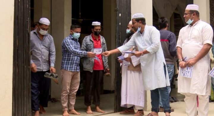 বলাৎকার বিষয়ে মসজিদ প্রাঙ্গণে মুক্তিযুদ্ধ মঞ্চের লিফলেট বিলি