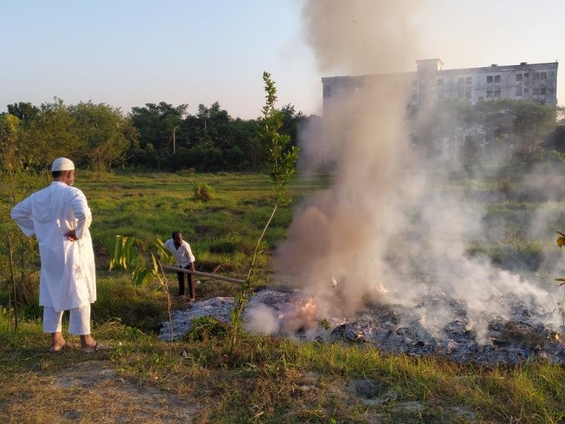 ৫ ঘণ্টা দাঁড়িয়ে থেকে ২২ বস্তা কাগজ পোড়ালেন বেগম রোকেয়ার ডিন!