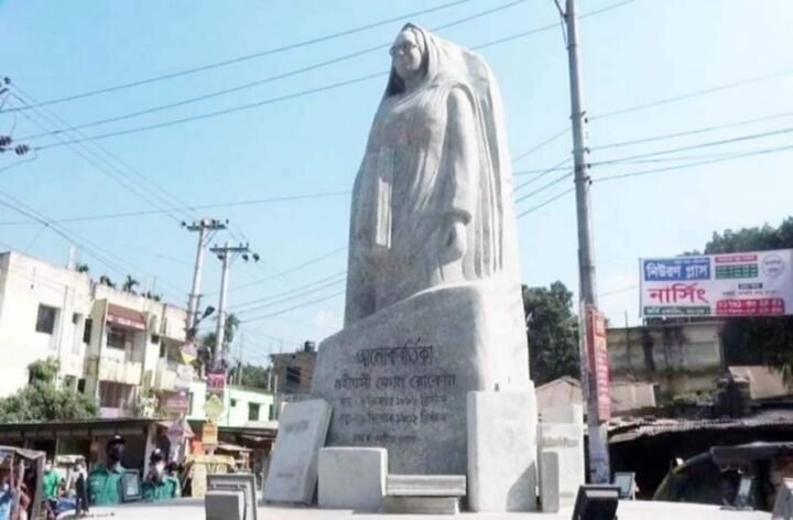 বেগম রোকেয়া আলোকবর্তিকার উন্মোচন। ছবি: যুগান্তর