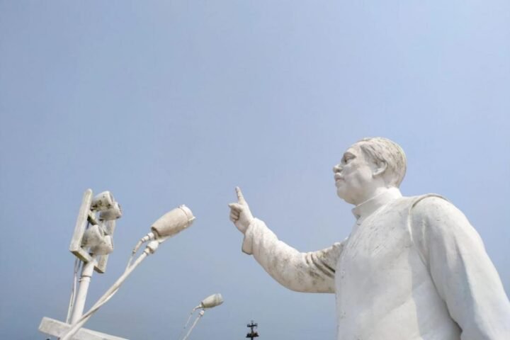 মেহেরপুরের মুজিবনগরে বঙ্গবন্ধু শেখ মুজিবুর রহমানের ভাস্কর্য। ছবি: প্রথম আলোর সৌজন্যে