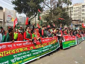 রাজধানী ঢাকার শাহবাগ মোড়ে এক ঘণ্টা অবস্থান কর্মসূচি পালন করেছে বাংলাদেশ মুক্তিযোদ্ধা সন্তান সংসদ নামের একটি সংগঠন।