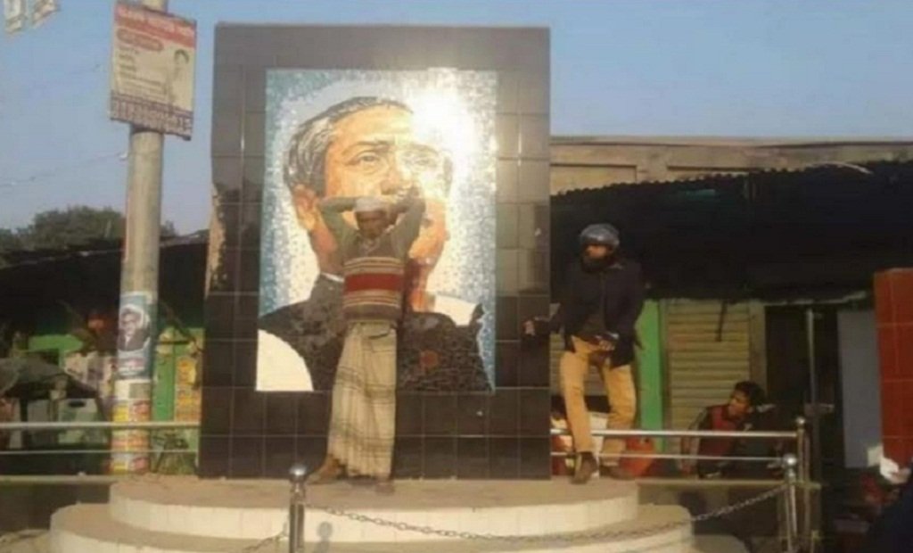 ঠাকুরগাঁওয়ে বঙ্গবন্ধুর ম্যুরাল ভাঙার চেষ্টার সময় একজন আটক