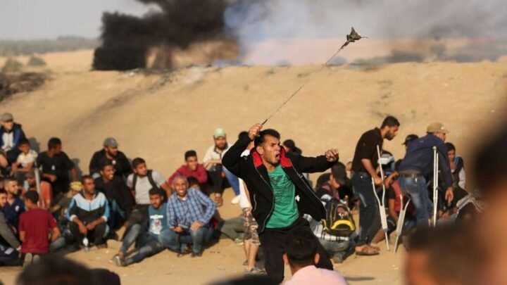 ইসরায়েলি হামলার বিরুদ্ধে পাথর ছুঁড়ে ফিলিস্তিনিদের লড়াই