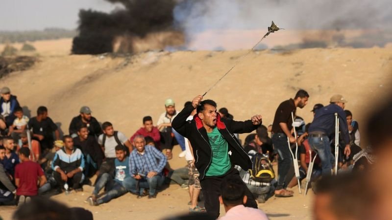 ইসরায়েলি হামলার বিরুদ্ধে পাথর ছুঁড়ে ফিলিস্তিনিদের লড়াই