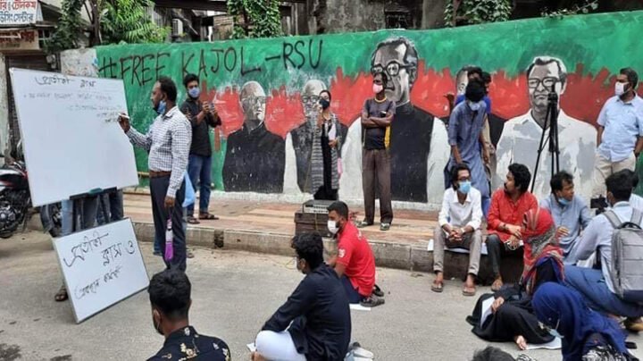 রাস্তায় প্রতীকী ক্লাস নিচ্ছেন