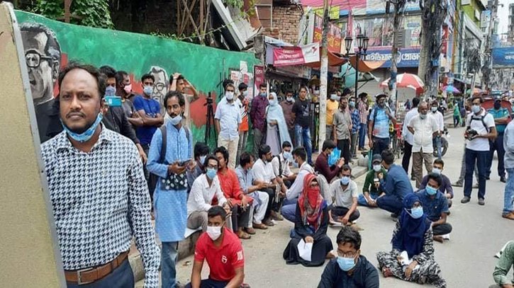 রাস্তায় প্রতীকী ক্লাস নিচ্ছেন