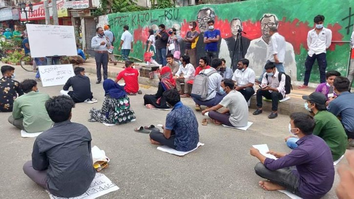 রাস্তায় প্রতীকী ক্লাস নিচ্ছেন