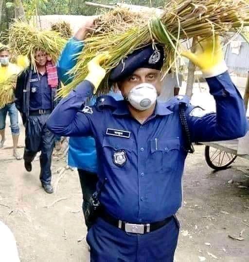 ধান মাথায় পুলিশ